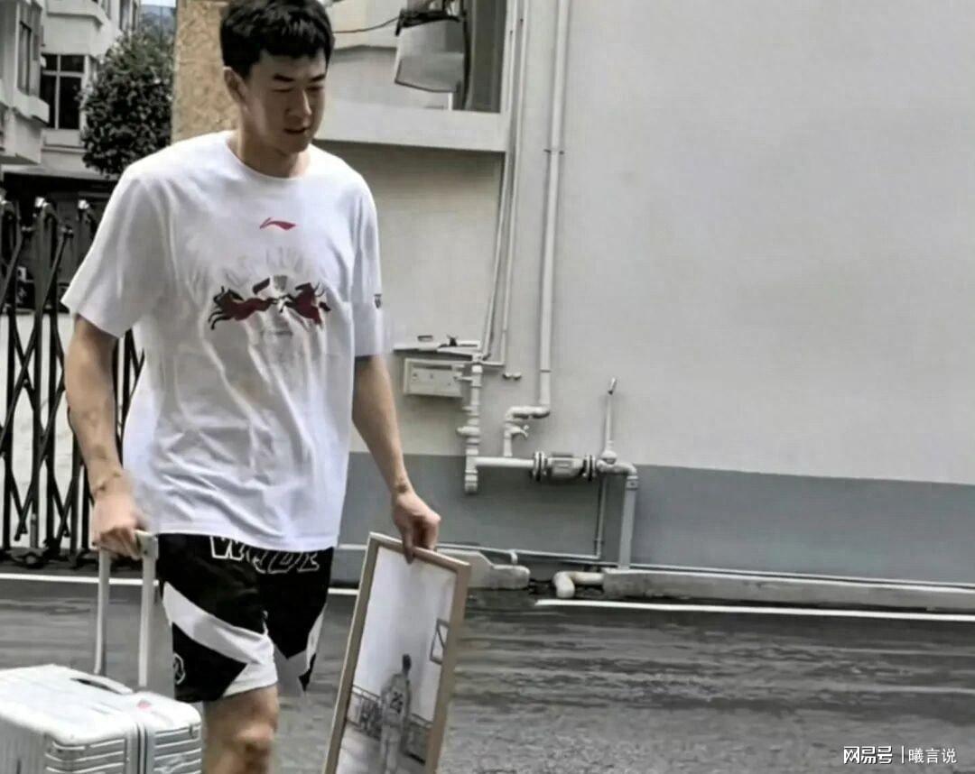 广东队球迷询问王少杰是否会回到广东，后者回答暂时不会