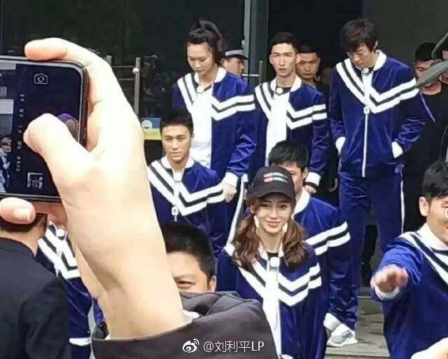 跑男录制，baby惠若琪同框显娇小，鹿晗划船落水，被救起船头撩发