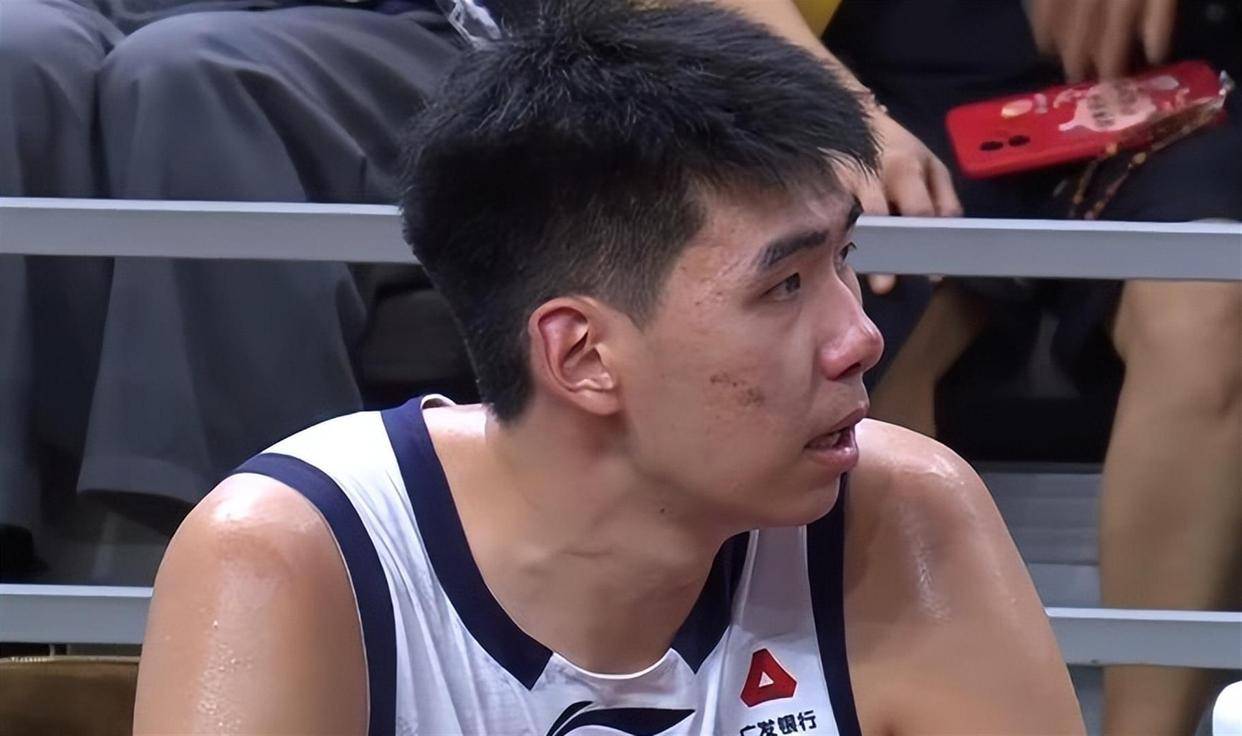 季后赛大冷门，广东男篮完败广州，徐杰带不动，而场边的杜锋双手插在口袋里，看着球员走回更衣室，脸上没有太多表情