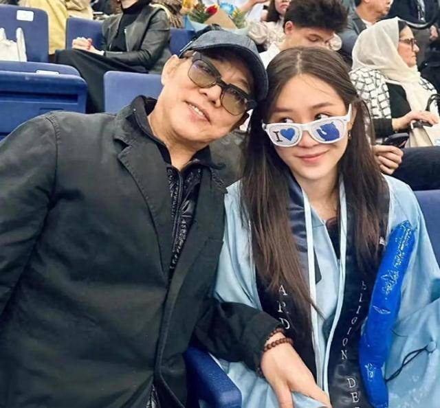 62岁李连杰晒女儿合影,四个女儿都大学毕业,自己还没有小学文凭