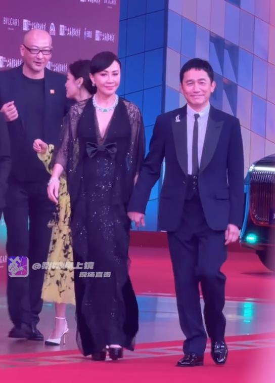 梁朝伟走红毯牵刘嘉玲不撒手,一松开就抠手,这局促感真演不出来