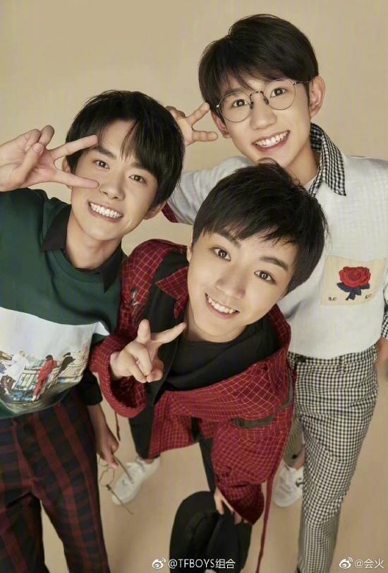 TFBOYS出道9周年,三小只一起点赞出道海报,粉丝泪目!