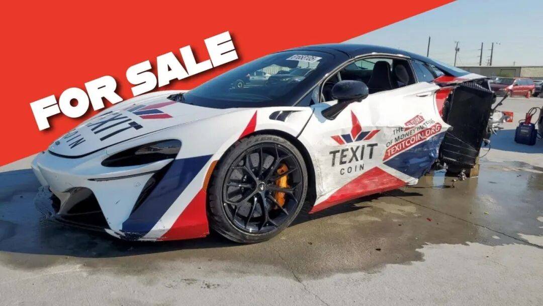 【2025款迈凯伦Artura撞毁贱卖】迈凯伦Artura新车变“废铁”!3298英里撞毁,橙黑内饰690马力混动系统