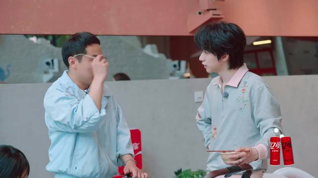 徐志胜沈月贺峻霖桃花坞互动,烤肠趣事引欢笑