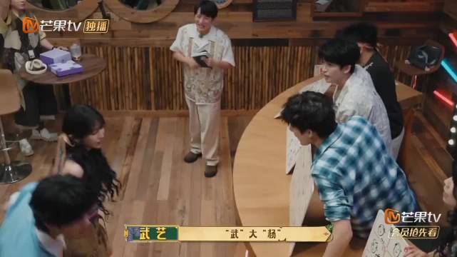 杨迪绘画作品曝光维嘉形象神似开瓶器