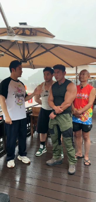 李晨对凤凰古城具体给出了哪些评价和旅游建议？
