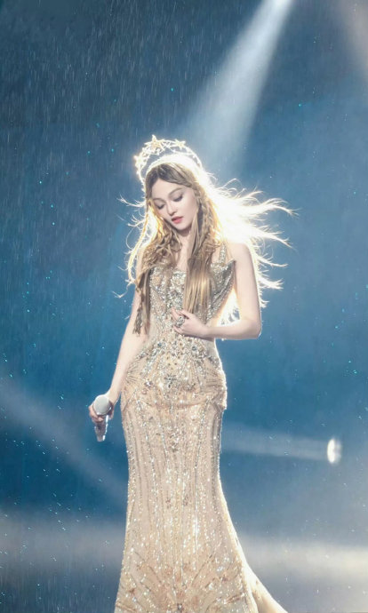 为什么张韶涵穿普通雨衣能引发如此大的时尚话题和公众讨论？