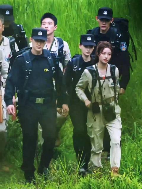 黄景瑜徐若晗山野徒步搭档画面引期待