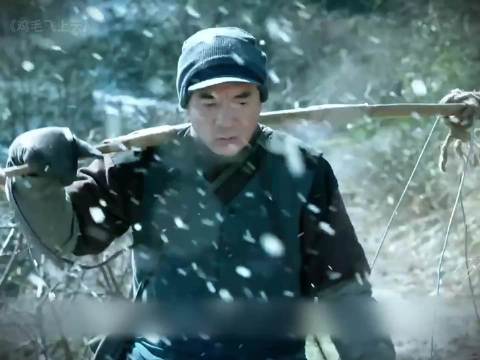 男子雪地捡婴收养取名陈江河