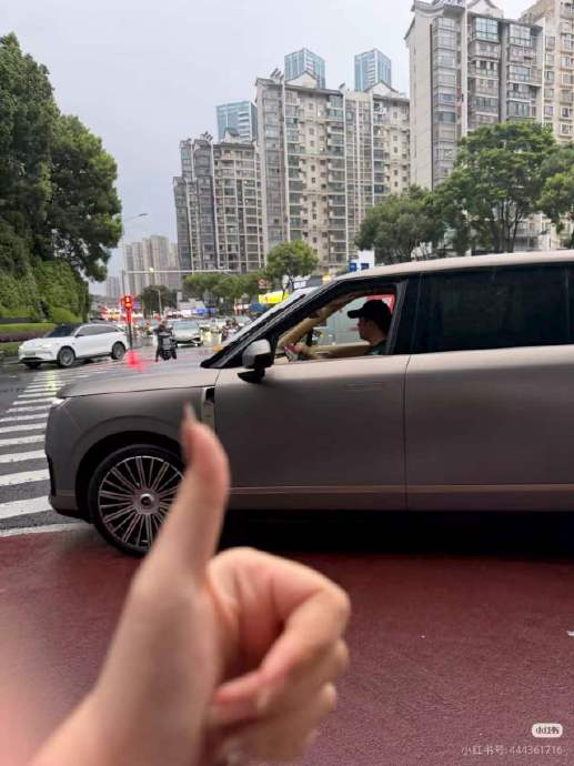 暴雨高架爆胎！杜海涛新买2天小鹏主动救援，沈梦辰在线吐槽