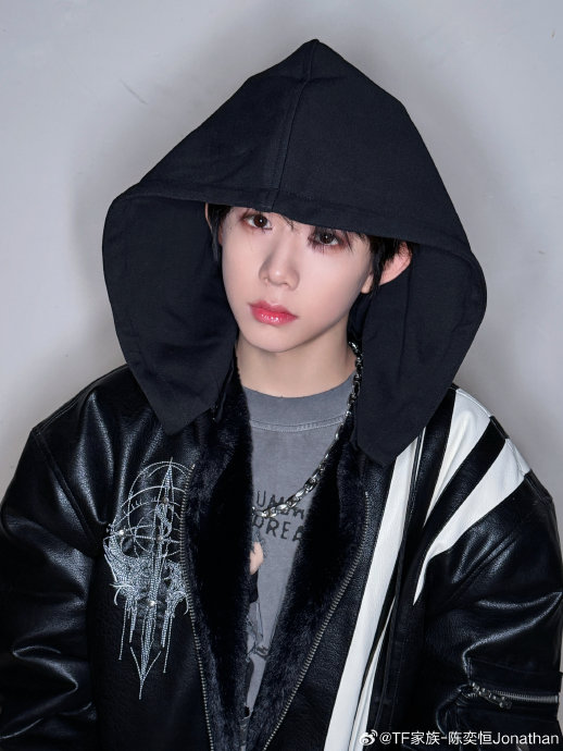 TF家族四代新公式照发布后，粉丝对陈奕恒妆造的意见官方将如何回应？