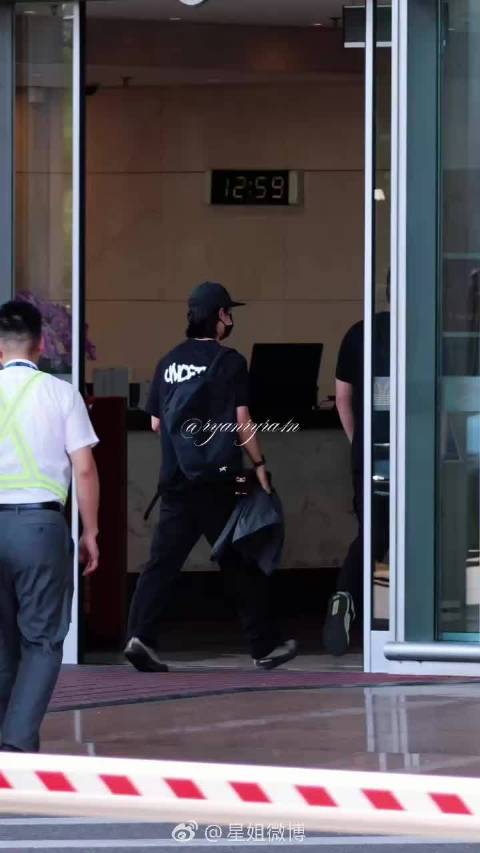 王一博北京飞深圳，好久不见 起落平安，期待85号赛车手