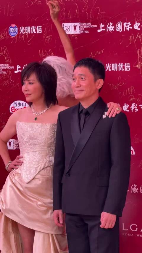 刘嘉玲拽梁朝伟走红毯，社恐影帝全程靠老婆控场