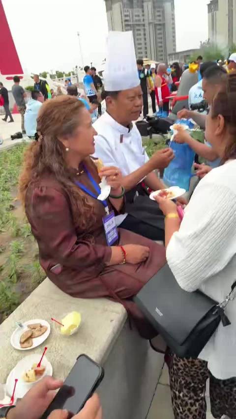 大姨冒充外国人参加活动，这是跟那艺娜学的吗？