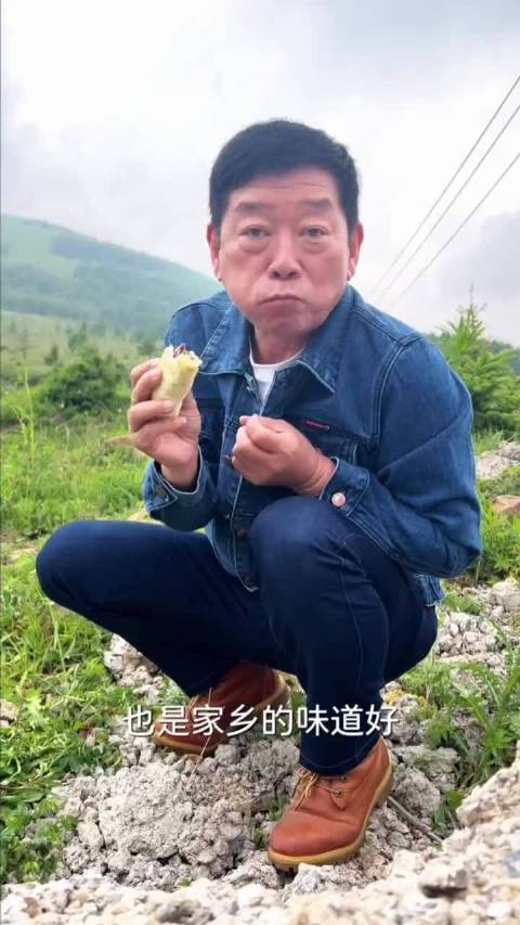 魏建军蹲地吃饼无人议，雷军行为引模仿争议