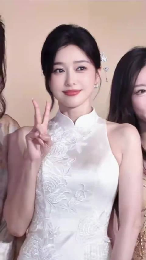 秦岚简直美到发光
