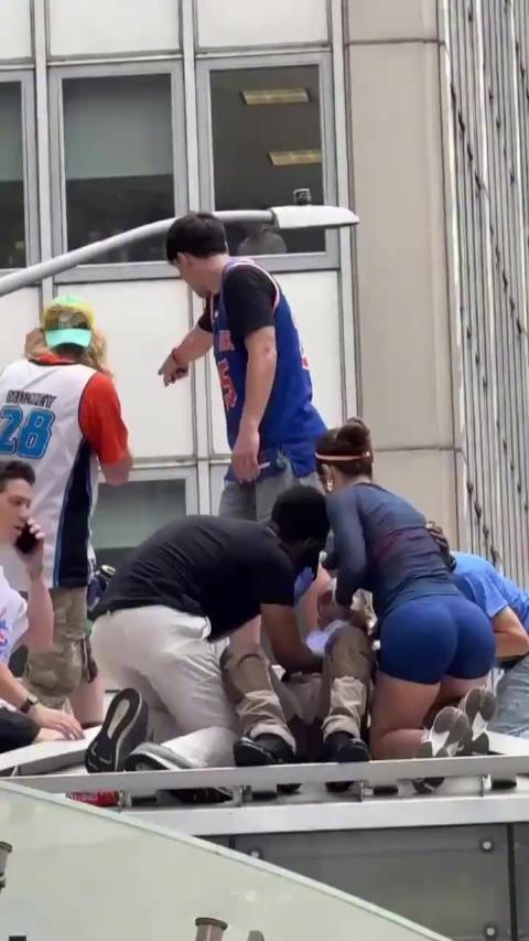 女子施救尼克斯球迷后被多次亲吻