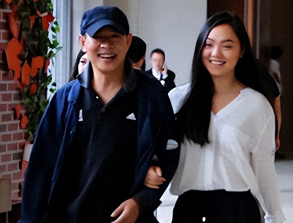 李连杰官宣嫁女!送30多万国产车陪嫁,父女俩多年心结已解?