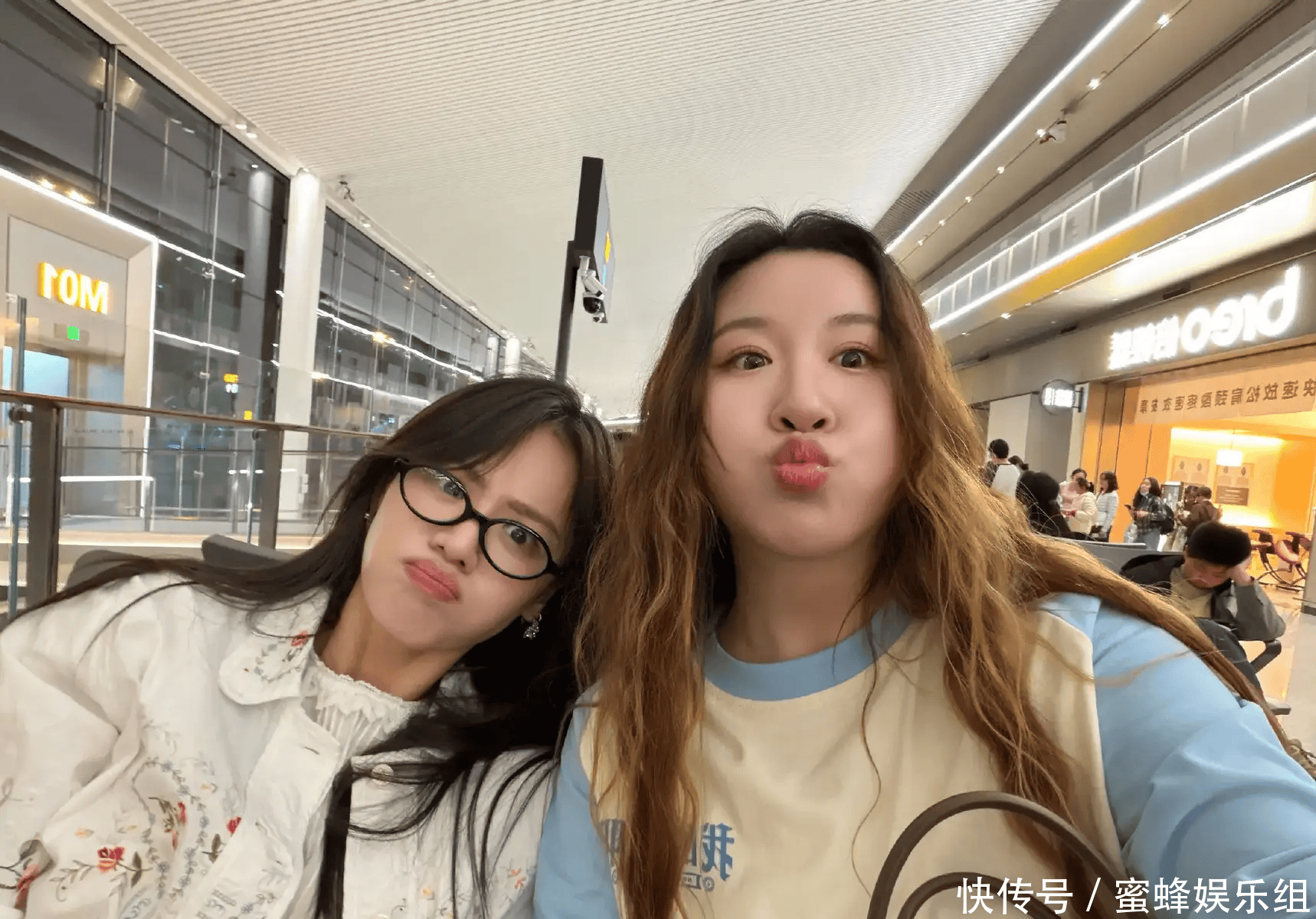 马思纯晒锤娜丽莎同框，路演狂奔仍不忘臭美，相处松弛又欢乐!_照片_瞬间_治愈