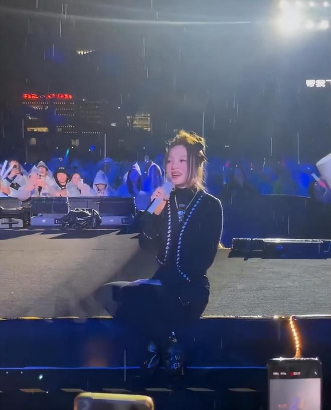 张韶涵演唱会淋雨带病演出，敬业的精神获观众和网友称赞