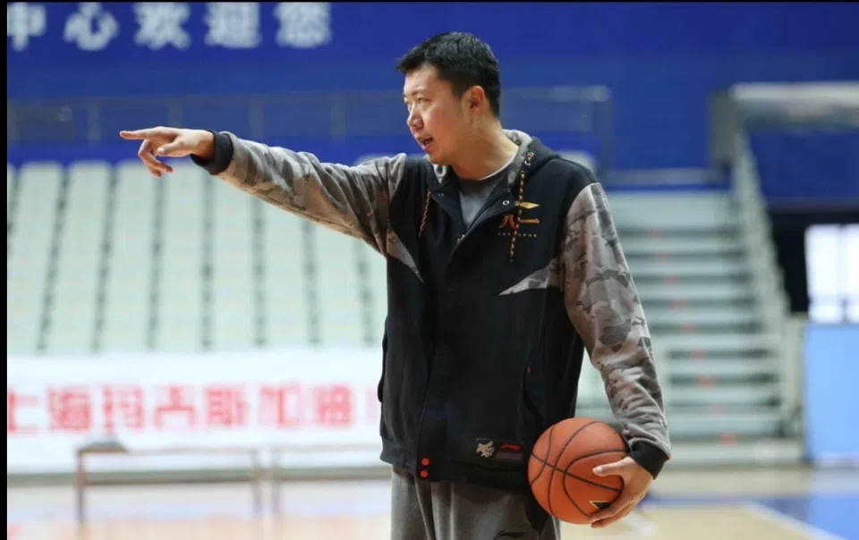 王治郅空降杭州！加盟中国男篮集训队担任内线教练，日薪300元只为传承