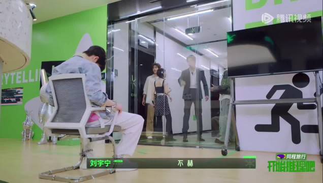 周柯宇环腰抱刘宇宁，金靖丁程鑫背对背拥抱