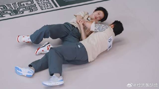 刘雨昕沙溢打滚式撕名牌，上演父女既视感