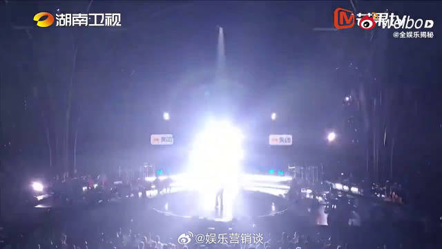 侯明昊之前几场可能还比较收敛，这次登台气场直接大不一样