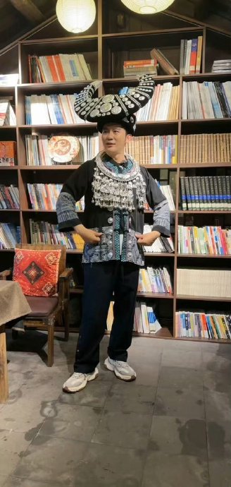 李晨在凤凰古城具体穿了哪一套苗族服饰，头上那对大牛角银冠有多重？