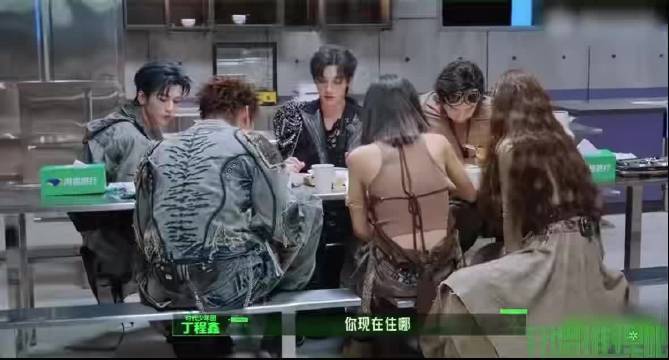 丁程鑫透露时代少年团同住一栋楼，刘宇宁询问老板李飞引热议