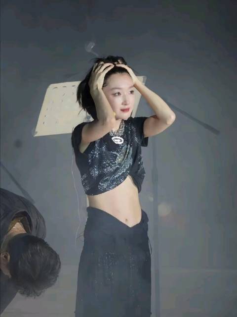 周冬雨话剧表演引奶奶评价爆发力强