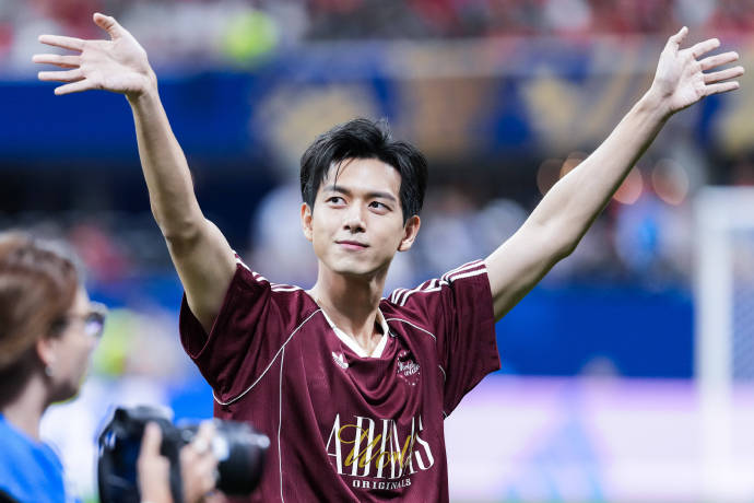 李现创造历史！首位男足世界杯开球的中国艺人引热议