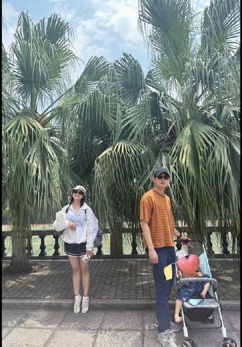 除了陈钰琪和《浮图缘》剧组，王鹤棣还给哪些圈内好友送过自家品牌衣服？