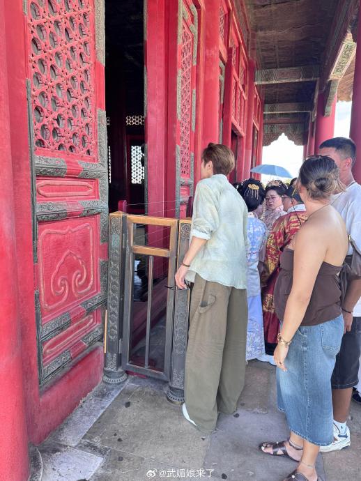 明星许凯私下出游被偶遇时，通常是如何应对粉丝的？