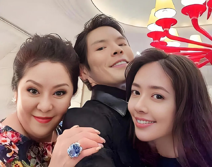 向佐泪诉：郭碧婷为家庭牺牲，我低谷时她是我唯一的脊梁