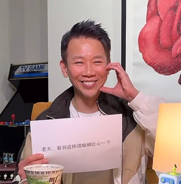 除了演唱会官摄，陶喆还通过哪些方式与粉丝进行互动交流？