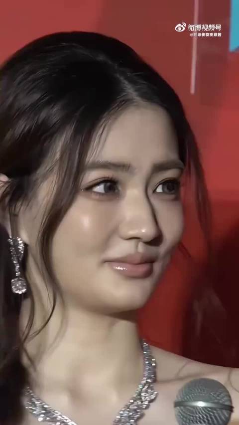 徐璐实颜怼脸拍，风格不再走清纯路线了，而是多了几丝成熟美