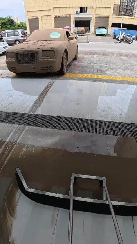 劳斯莱斯还是宾利？谁知道这是什么车？