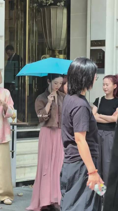 杨紫现身巴黎引关注