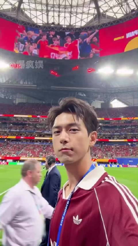 李现成世界杯开球首位中国艺人，创内地新纪录