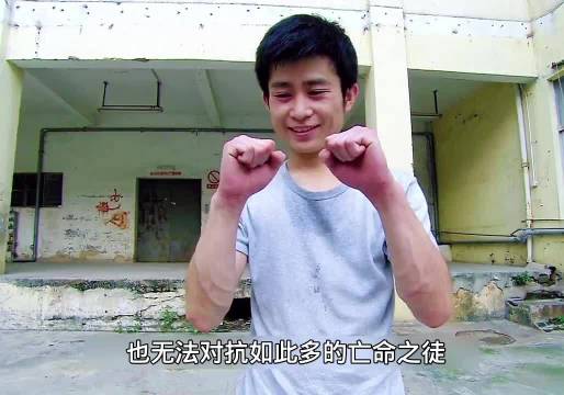 小伙赚的血汗钱被混混盯上，面对威胁小伙直接暴力还击，真的是太解气了