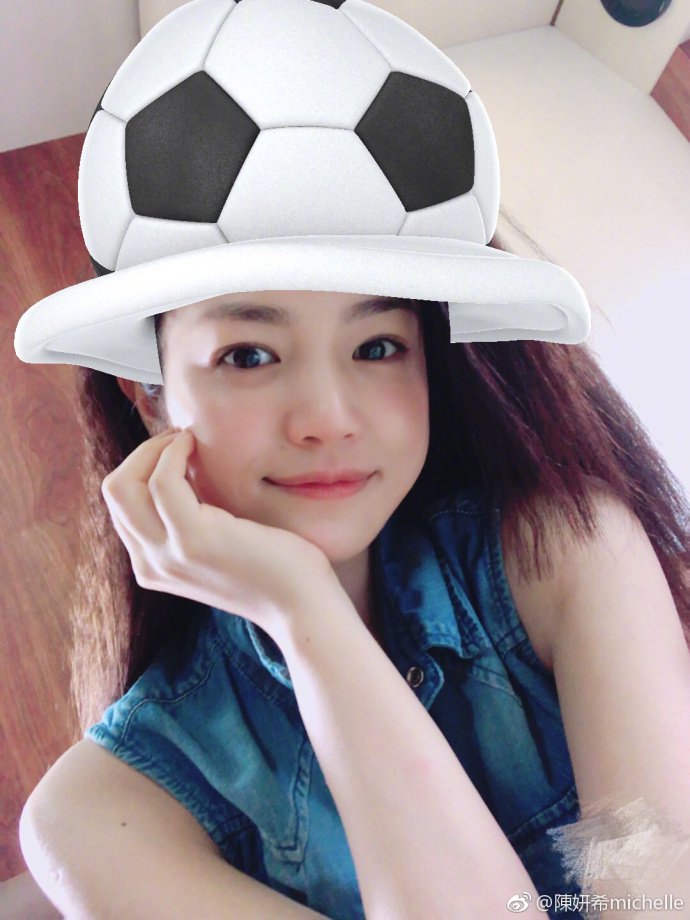 陈妍希晒素颜美照花式追世界杯