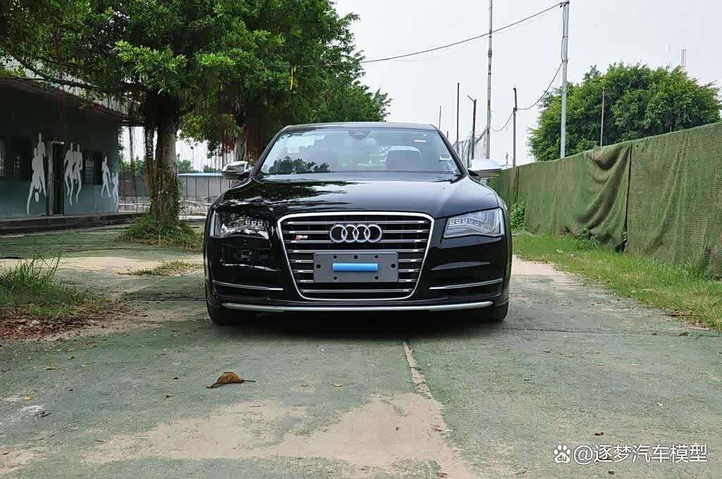 奥迪S8深度测评:百万级豪华轿车,竟藏着赛道级性能?