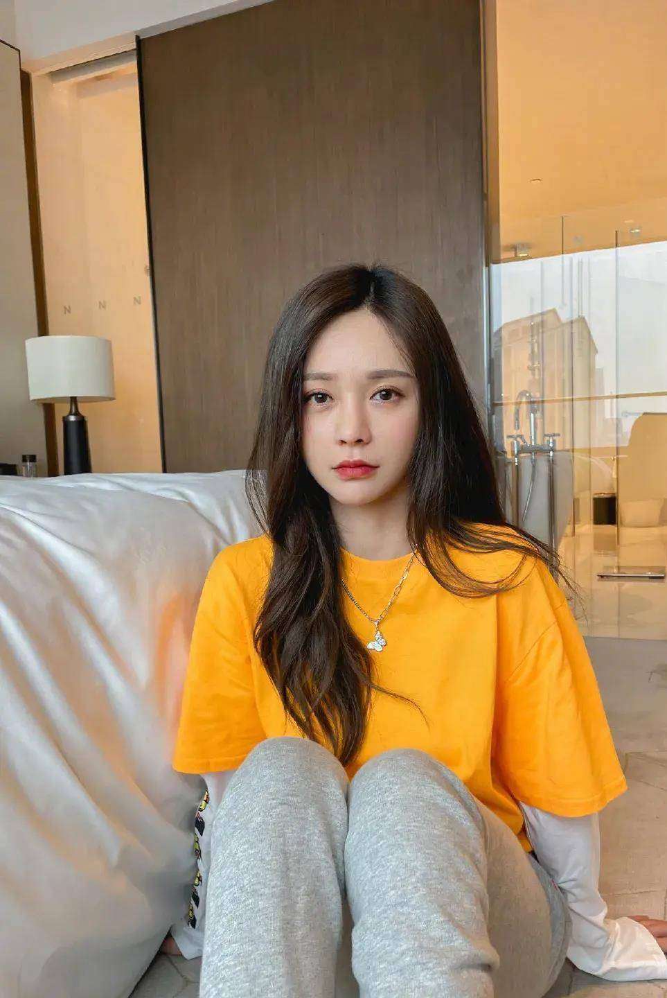 沈梦辰节目现场素颜亮相。杜海涛当场吐槽。她瞬间尴尬。
