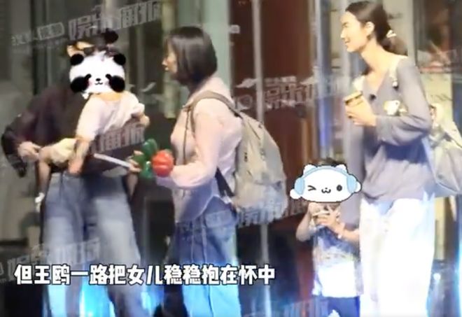 王鸥带两岁女儿与家人聚餐!单手抱娃“妈妈力”爆棚,独立带娃被赞现代女性范本