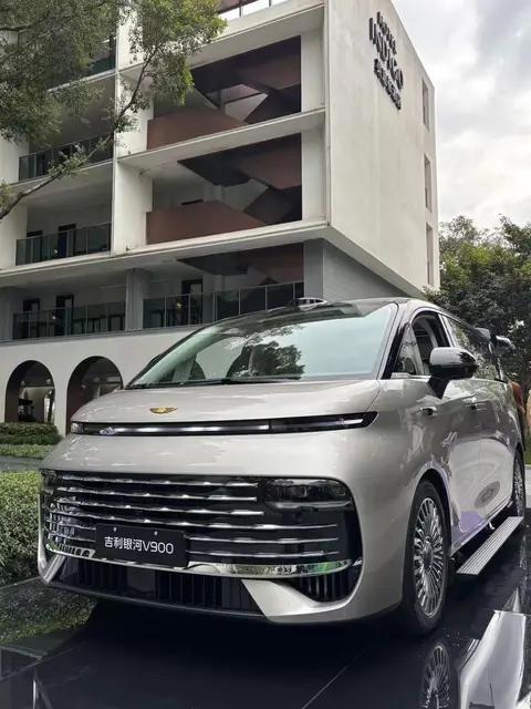 重构家庭出行体验！吉利银河V900：这才是大家庭的 “移动城堡”