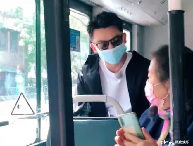 《奔跑吧》济南录制：郑恺苗苗跑男同框，蔡徐坤白衬衫养眼