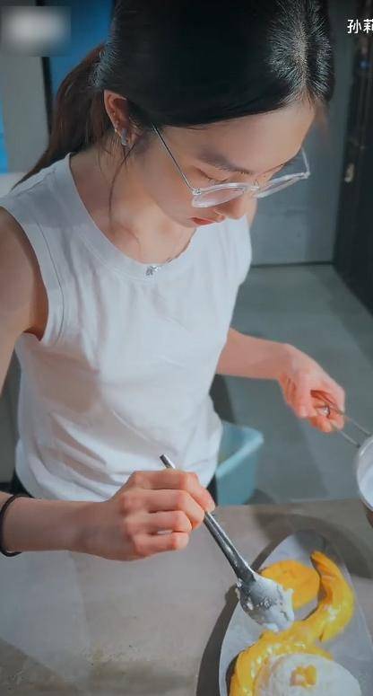 孙莉晒一家近况，黄磊脸愈加圆润，多多下厨做饭，小儿子长相秀气