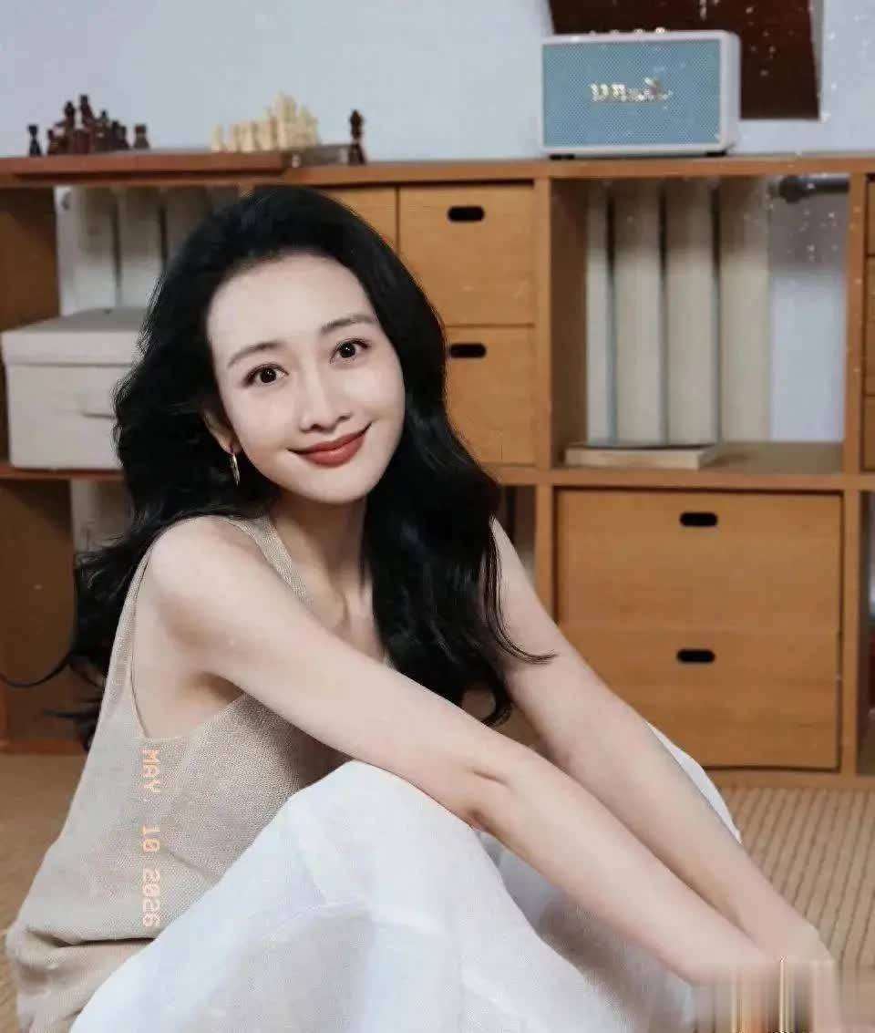41岁王鸥近况曝光，带女儿逛商场状态松弛，孩子生父成谜引猜测