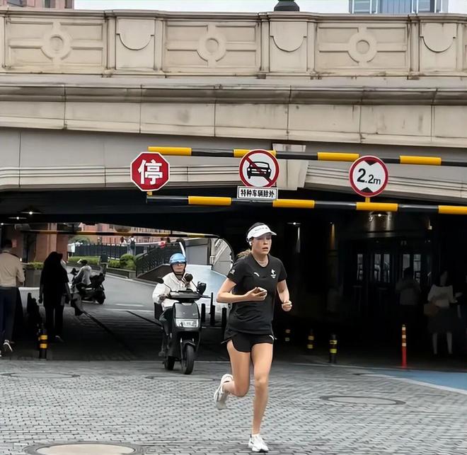 上海街头偶遇谷爱凌跑步，她真的太自律了！